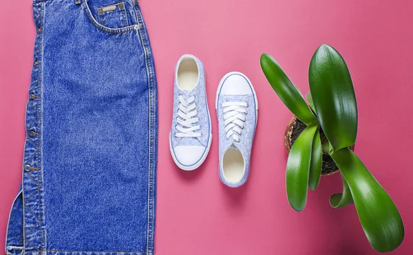 Bovenaanzicht Van Casual Damesretro Stijl Denim Rok Sneakers Schoenen Een — Stockfoto