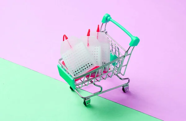 Teebeutel Einem Spielzeug Einkaufswagen Auf Pastellfarbenem Hintergrund Konzeptfoto — Stockfoto