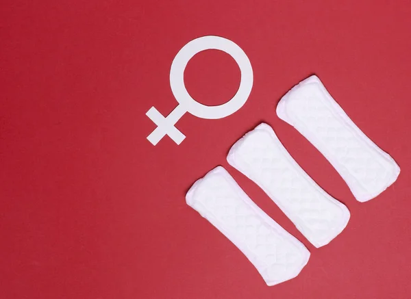 Menstruatiedagen Concept Vrouwelijk Gendersymbool Pads Rode Achtergrond Vrouwenhygiëne Bovenaanzicht — Stockfoto