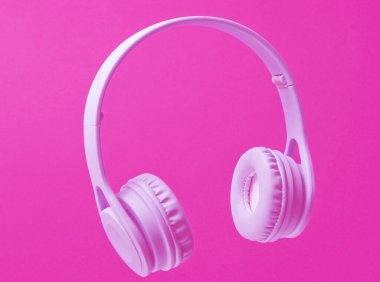 Kırmızı arkaplanda 3B surround fotoğraf mavi kablosuz kulaklık.