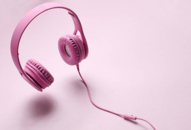 3D surround fotoğraf modern kırmızı kulaklıklar gri arka planda kablo ile.