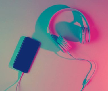 Retro dalga, neon ışık, morötesi. Üst görünüm, minimalizm