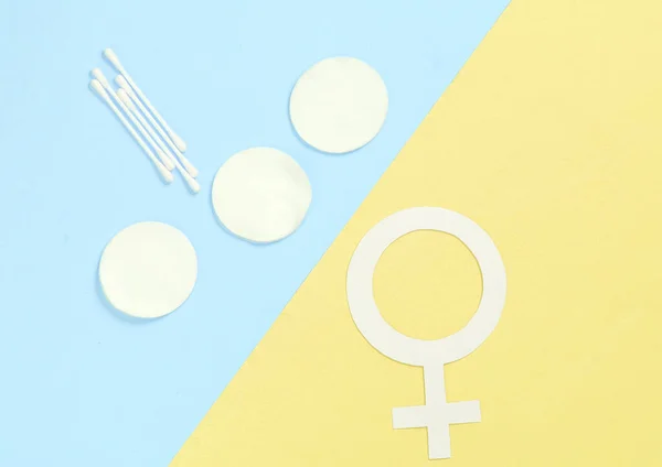 Producten Voor Vrouwelijke Hygiëne Zelfzorg Gezondheid Vrouwelijk Gendersymbool Pastelachtergrond Oordopjes — Stockfoto