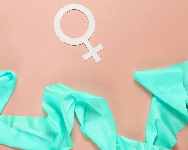 Vrouwelijk Gendersymbool Zijden Lint Pastelbruine Achtergrond Minimalisme Bovenaanzicht — Stockfoto