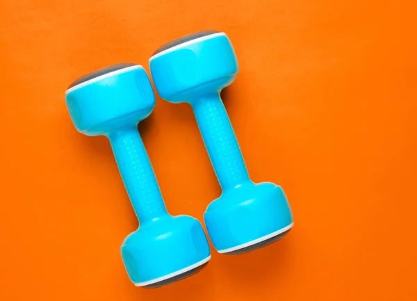 Deux Haltères Plastique Bleu Sur Fond Orange Sport Concept Fitness — Photo