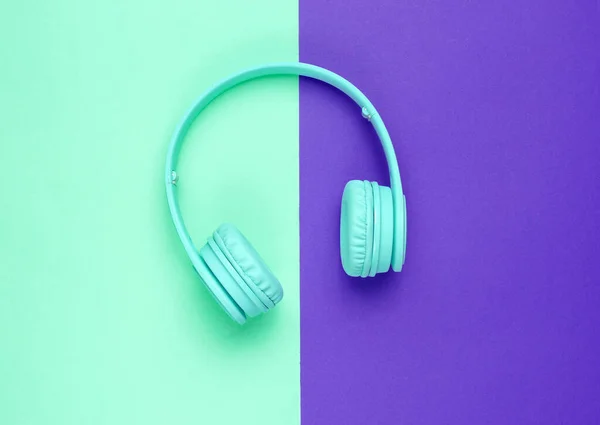 Auriculares Inalámbricos Modernos Blue Ear Sobre Fondo Azul Morado Minimalismo —  Fotos de Stock