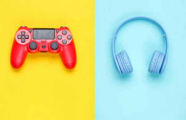 Nowoczesne Słuchawki Blue Wireless Ear Oraz Czerwony Gamepad Żółtym Niebieskim — Zdjęcie stockowe