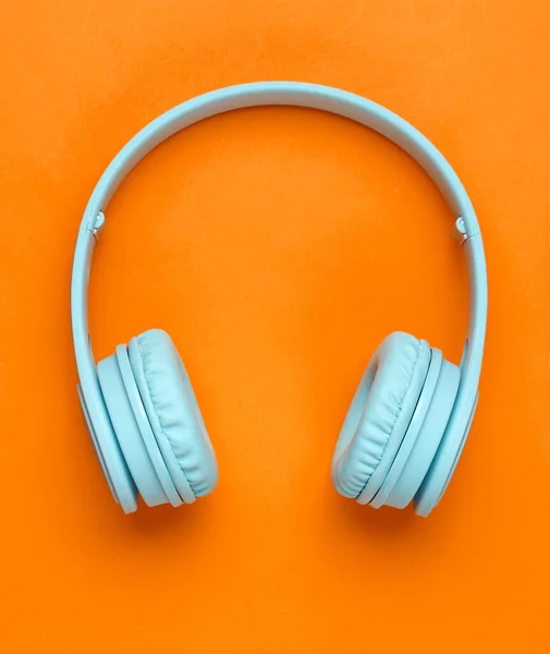 Moderne Draadloze Ear Blue Hoofdtelefoon Oranje Achtergrond Minimalisme Bovenaanzicht — Stockfoto