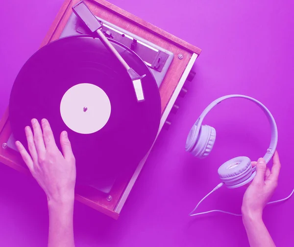 Concept Les Mains Féminines Utilisent Lecteur Vinyle Tiennent Casque Dans — Photo