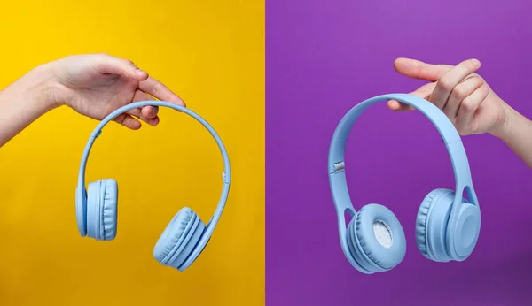 Δύο Γυναικεία Χέρι Κρατώντας Σύγχρονα Ασύρματα Μπλε Ακουστικά Κίτρινο Μωβ — Φωτογραφία Αρχείου