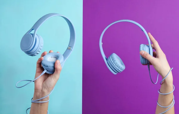 Deux Câble Enveloppé Main Détient Écouteurs Sur Fond Bleu Violet — Photo