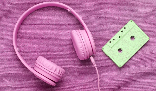 문화의 특성은 헤드폰 분홍색 오디오 카세트 위에서 — 스톡 사진