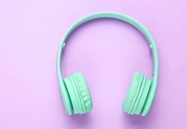 Headphones Verdes Sem Fio Modernos Fundo Pastel Roxo Vista Superior — Fotografia de Stock