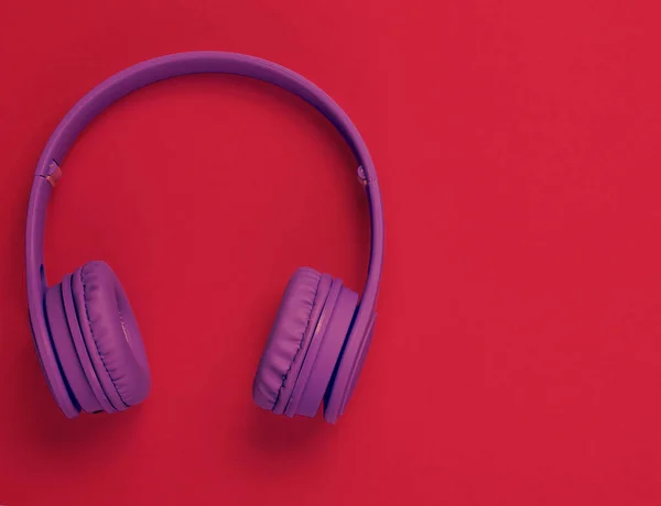 Μοντέρνα Ασύρματα Μπλε Ακουστικά Μωβ Φόντο Στο Πάνω Μέρος Αντιγραφή — Φωτογραφία Αρχείου