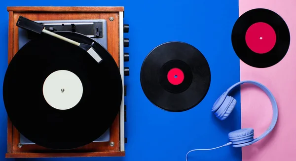 Retro Vinylspelare Skivor Hörlurar Blå Rosa Bakgrund Högst Upp Retrostil — Stockfoto