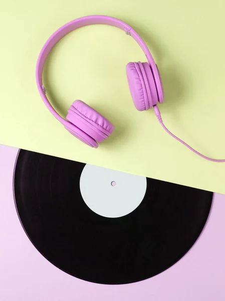 Retro Miłośnik Muzyki Słuchawki Płyta Zielonym Różowym Tle Leżeć Płasko — Zdjęcie stockowe