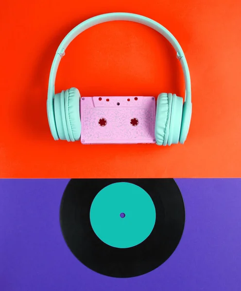 简约主义耳机与录音带 Lp记录的紫色 橙色背景 复古80年代 音乐爱好者 创意扁平躺着 顶部视图 — 图库照片