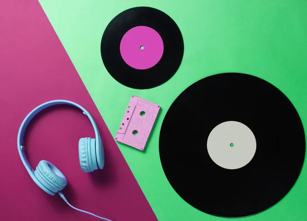 ヘッドフォン オーディオカセット 紫色の緑の背景に記録を助けます レトロな文化 創造的なフラットレイアウト トップ表示 — ストック写真