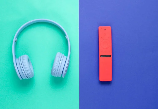 Gadgets Modernos Sobre Fondo Azul Menta Auriculares Inalámbricos Mando Distancia —  Fotos de Stock