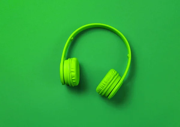 Wireless Headphones Dark Green Background Top View — Stock Photo, Image