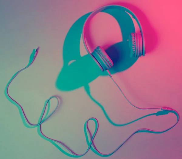 Kopfhörer Mit Kabel Retro Welle Blaurotes Neonlicht Licht Draufsicht Minimalismus — Stockfoto