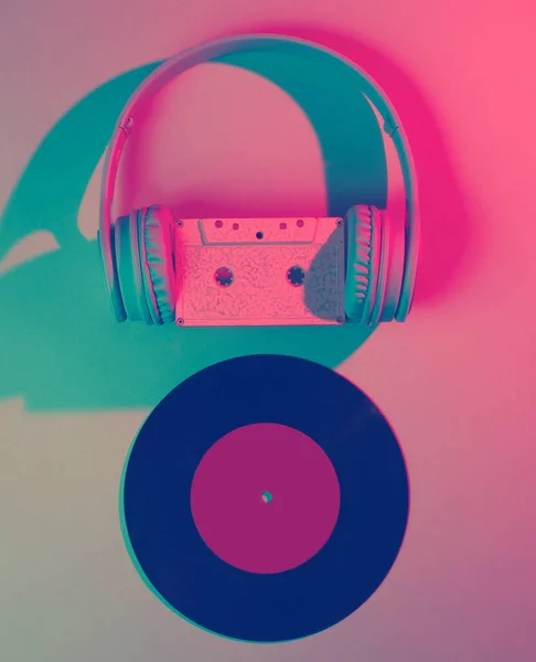 Fülhallgató Audiokazettával Bakelitlemezzel Évek Retro Hullám Kék Rózsaszín Neon Fény — Stock Fotó