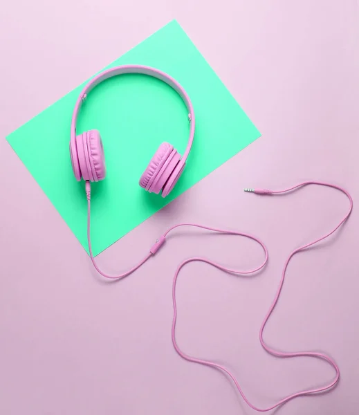 Auriculares Rosados Con Cable Sobre Fondo Creativo Verde Rosa Minimalismo —  Fotos de Stock