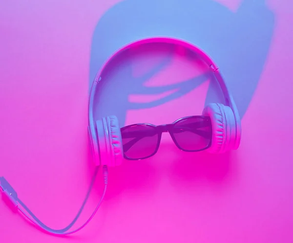 Sonnenbrille Mit Kopfhörer Retrowelle Blaurosa Neonlicht Duotoneffekt Draufsicht Minimalismus — Stockfoto