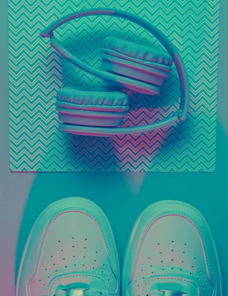 Sneakers Koptelefoon Retro Golf Neon Licht Ultraviolet Bovenaanzicht Minimalisme — Stockfoto