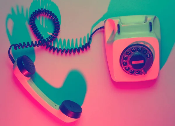 Vintage Roterande Telefon Retrovåg Rosa Blått Neonljus Ultraviolett Ovanifrån Minimalism — Stockfoto