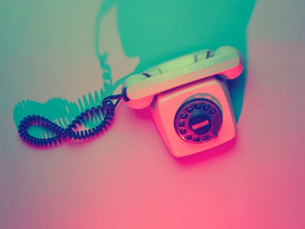 Vintage Roterande Telefon Retrovåg Rosa Blått Neonljus Ultraviolett Ovanifrån Minimalism — Stockfoto