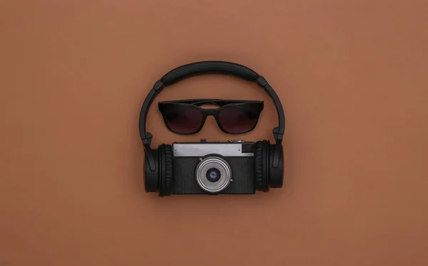 Okulary Przeciwsłoneczne Słuchawkami Stereo Kamerą Brązowym Tle Leżeć Płasko Widok — Zdjęcie stockowe