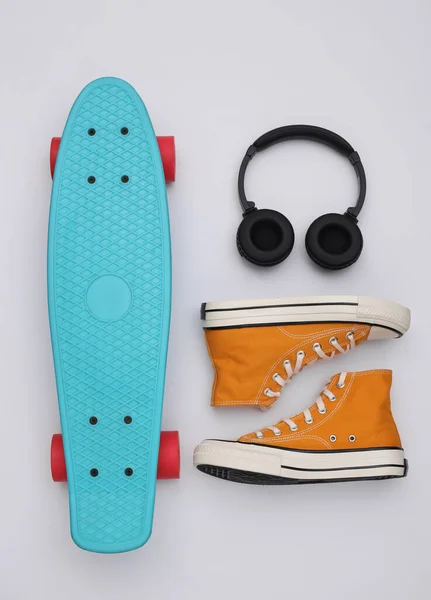 Composición Laica Plana Accesorios Juveniles Hipster Cruiser Board Zapatillas Auriculares — Foto de Stock