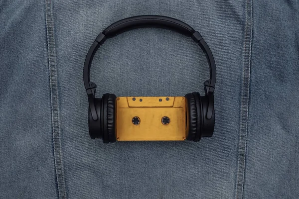 Zwarte Stereo Hoofdtelefoon Met Audiocassette Een Blauwe Jeans Achtergrond — Stockfoto