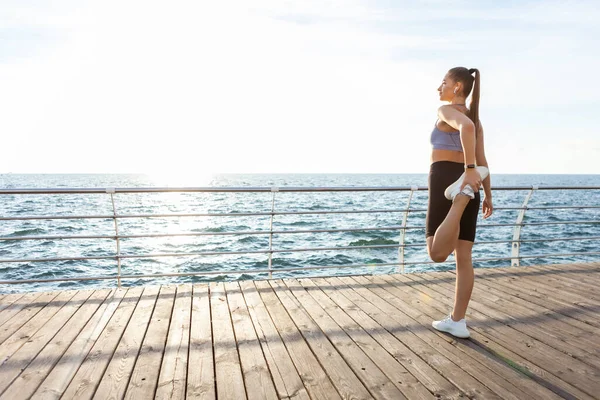 Slim Fitt Tökéletes Test Gyakorolja Láb Nyújtás Edzés Előtt Strandon — Stock Fotó