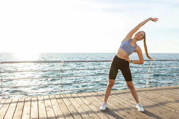 Aantrekkelijke Slim Fit Jonge Vrouw Doet Warming Oefeningen Het Strand — Stockfoto