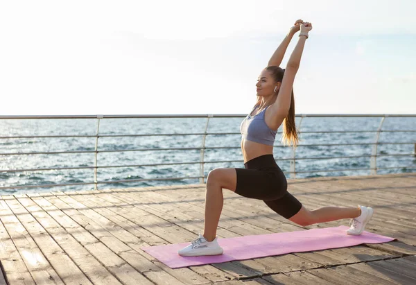 Jonge Fitte Vrouw Sportkleding Praktijken Yoga Asana Oefening Pose Bij — Stockfoto
