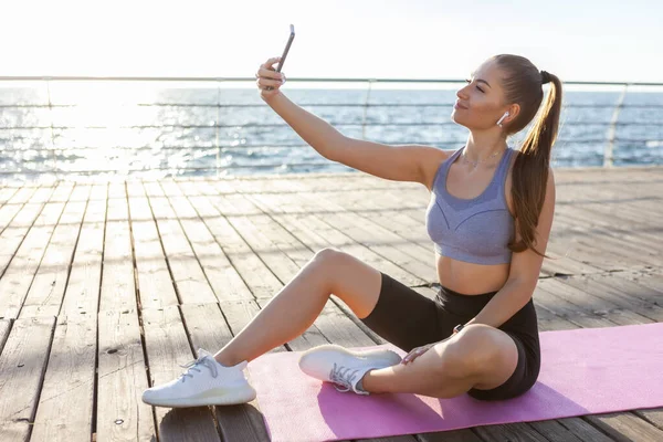 Slm Fit Vrouw Sportkleding Maakt Selfie Een Smartphone Tijdens Het — Stockfoto