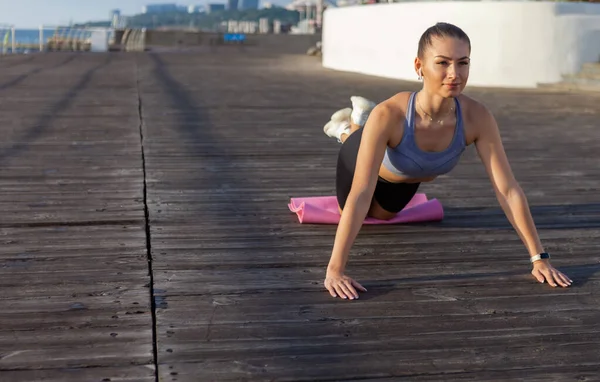 Aantrekkelijke Jonge Fitness Vrouw Oefenen Push Oefening Het Strand Bij — Stockfoto