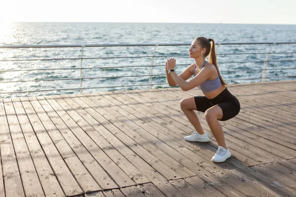 Gezond Jong Fitness Vrouw Doet Squat Oefening Het Strand Bij — Stockfoto