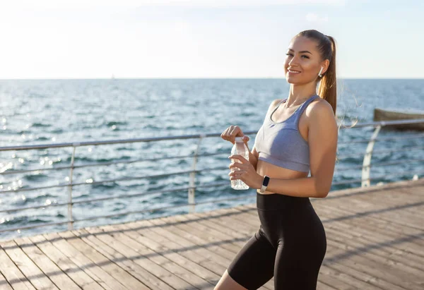 Fit Vrouw Sportkleding Met Een Fles Water Het Strand Bij — Stockfoto