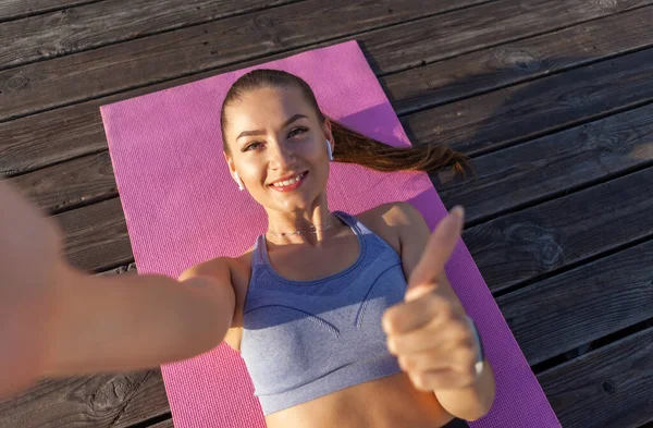 Vrolijke Glimlachende Slanke Fit Vrouw Nemen Selfie Terwijl Liggend Mat — Stockfoto