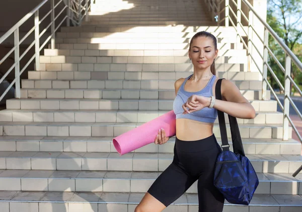 Jonge Aantrekkelijke Slim Fit Vrouw Sportkleding Voor Bereiden Gaan Trainen — Stockfoto