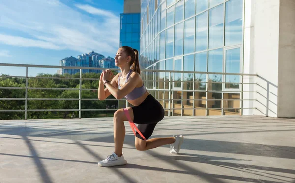 Jonge Slim Fit Vrouw Uit Werken Met Fitness Elastiekjes Buiten — Stockfoto