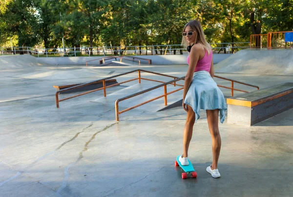 Image Young Stylish Woman Skater Cruiser Board Skate Park — Stock Photo, Image