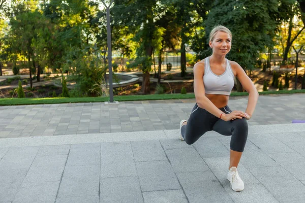 Attraktiv Ung Smal Fitness Kvinna Klädd Sportkläder Gör Stretching Och — Stockfoto