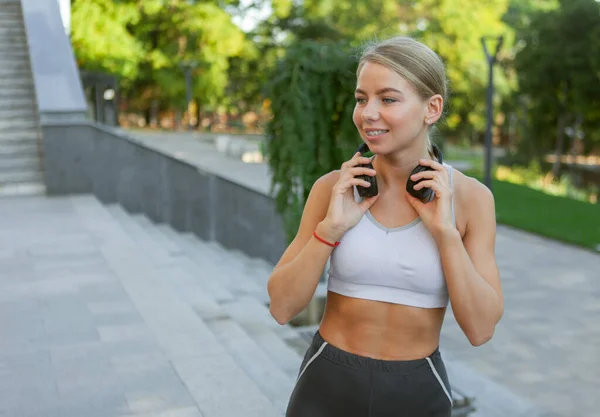 Bild Ung Fitness Blond Kvinna Sportkläder Med Hörlurar Utomhus Friska — Stockfoto