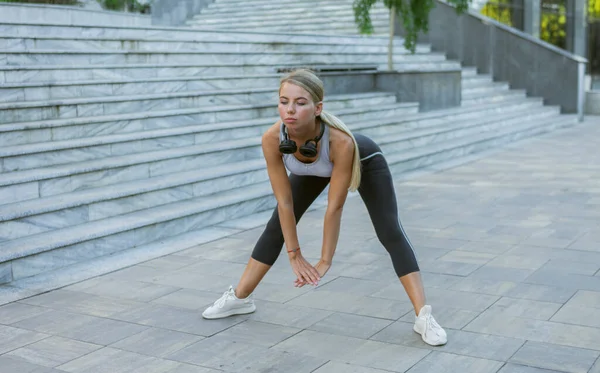 Fiatal Karcsú Fitnessz Sportruházatban Nyújtási Bemelegítési Gyakorlatokat Végez Szabadban Való — Stock Fotó