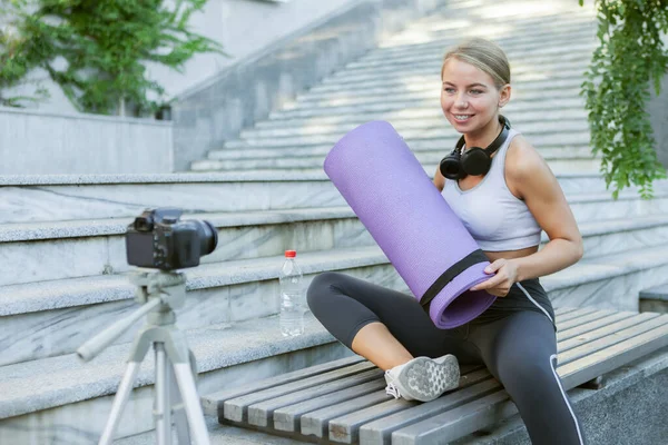 Sport Blog Aantrekkelijke Jonge Sportvrouw Traint Met Yoga Mat Buiten — Stockfoto