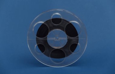 Klasik mavi arkaplanda manyetik ses bandı makarası